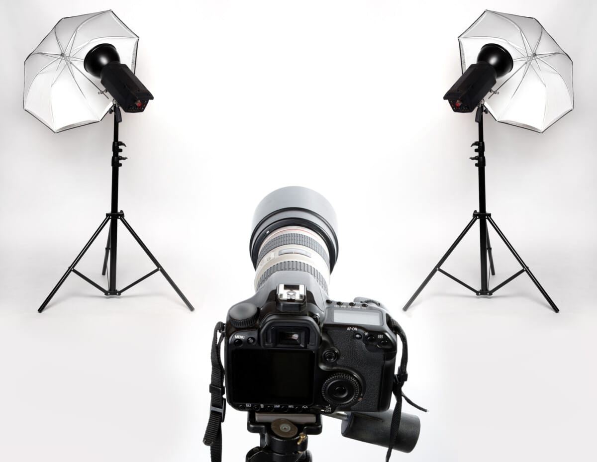 What are the different types of flashes used in photography?